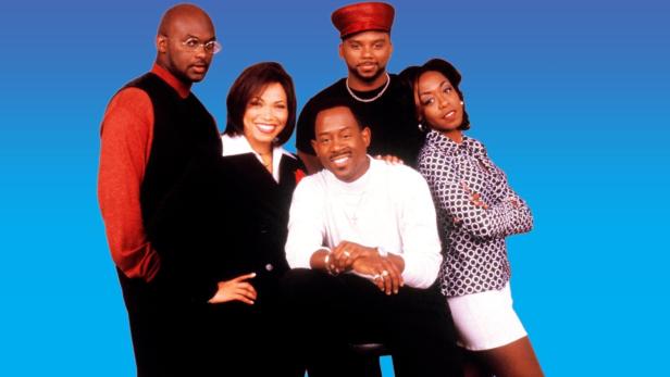 Das Ensemble der Sitcom „Martin“ posiert vor einem blauen Hintergrund.