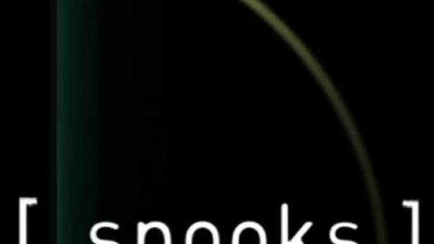 Der Titel „Spooks“ in weißer Schrift auf schwarzem Hintergrund mit einem gelben Halbkreis.