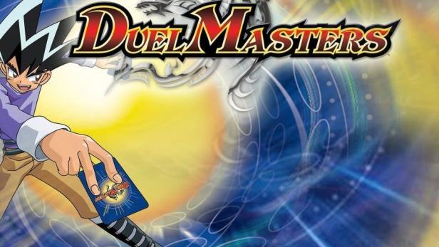 Ein Junge hält eine Karte vor dem Hintergrund des Logos von „Duel Masters“.