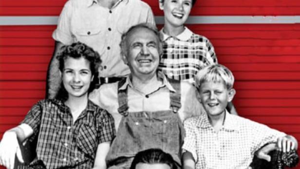 Das Ensemble der Fernsehserie „The Real McCoys“ vor einem roten Schuppen.