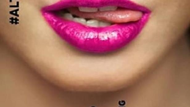 Nahaufnahme von Lippen mit pinkfarbenem Lippenstift und herausgestreckter Zunge.