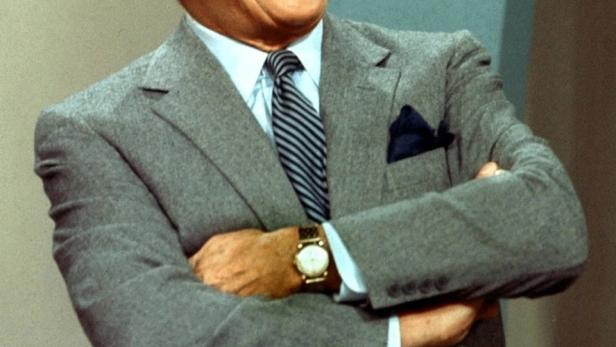 Porträt von Ed Sullivan vor dem Logo seiner Fernsehshow.