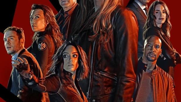 Das Ensemble von „Marvel's Agents of S.H.I.E.L.D.: Slingshot“ vor rotem Hintergrund.
