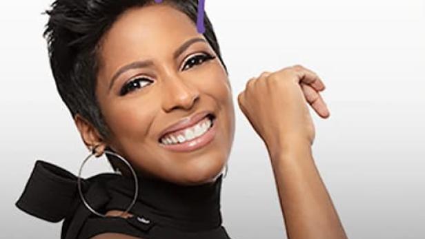 Porträt von Tamron Hall vor dem Schriftzug ihres Namens.