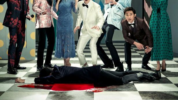Auf dem Poster zur Netflix-Show „범인은 바로 너!“ liegt eine Leiche vor einer Gruppe erschrockener Detektive.