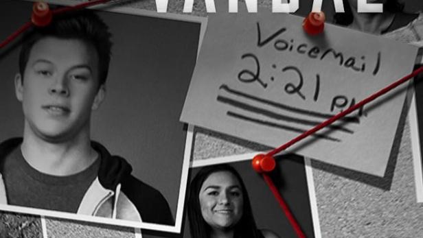 Das Titelbild der Serie „American Vandal“ zeigt Fotos, Notizen und rote Fäden auf einer Pinnwand.
