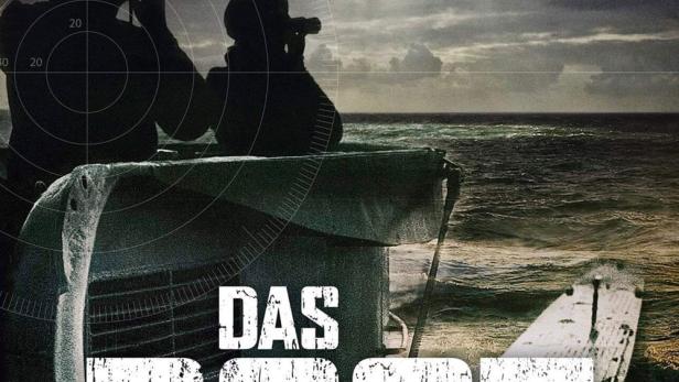 Zwei Offiziere auf einem U-Boot beobachten mit Ferngläsern das Meer.