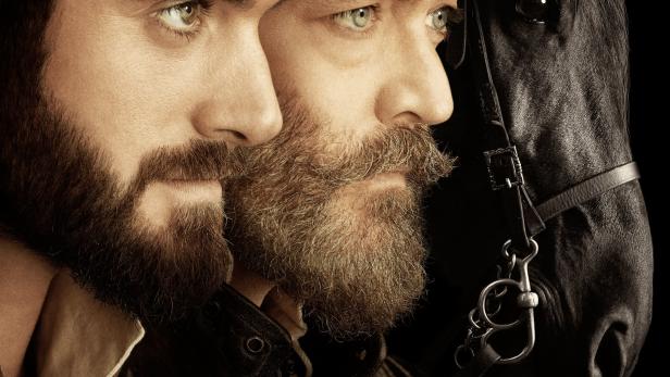 Das Filmplakat für „Gajavani“ zeigt zwei Männer mit Bart und Krone neben einem schwarzen Pferd.