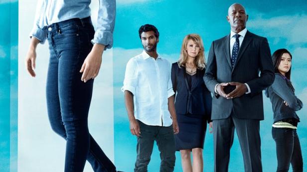 Das Filmplakat für die Fernsehserie „Reverie“ zeigt Sarah Shahi und weitere Darsteller vor einem blauen Hintergrund.