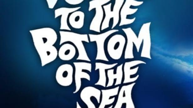 Das Logo für Irwin Allens „Voyage to the Bottom of the Sea“ über einem U-Boot unter Wasser.