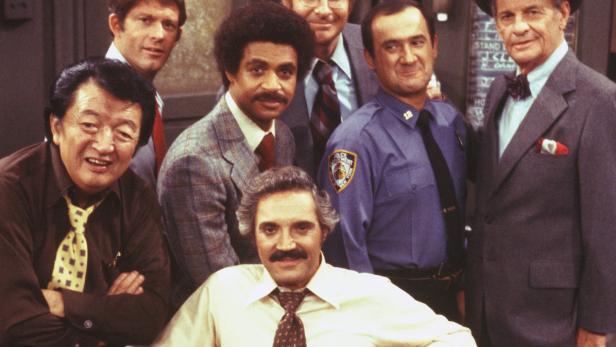 Das Ensemble der Fernsehserie „Barney Miller“ vor dem 12. Polizeirevier in Manhattan.