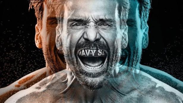 Ein muskulöser Mann mit Tätowierungen schreit auf einem Werbeplakat für die Serie „Kingdom“.