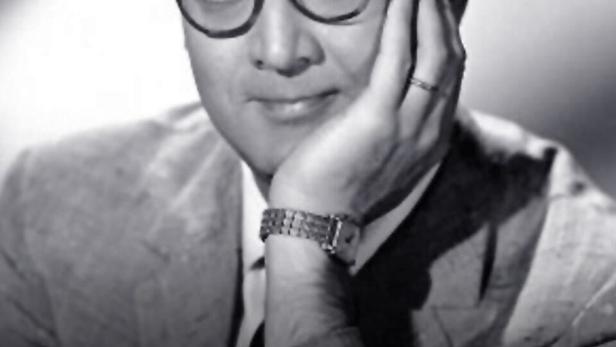 Schwarzweißporträt von Steve Allen vor dem Schriftzug „The Steve Allen Show“.