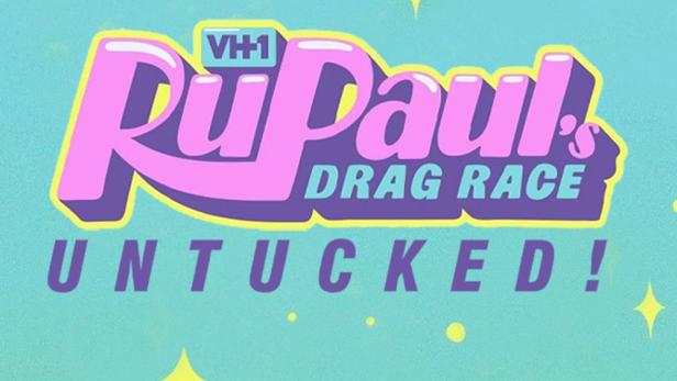 Das Logo von „RuPaul's Drag Race: Untucked!“ auf einem hellblauen Hintergrund mit Sternen.