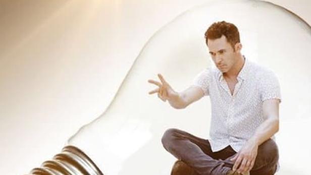 Das Netflix-Logo und das Cover der Sendung „Magic for Humans“ mit Justin Willman in einer Glühbirne.