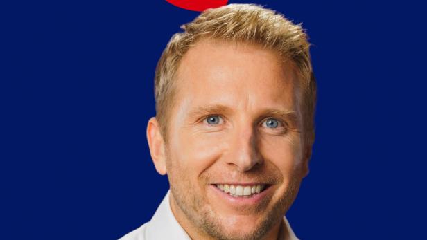 Ein lächelnder Mann mit blonden Haaren vor einem blauen Hintergrund mit dem roten Schriftzug „QA“.