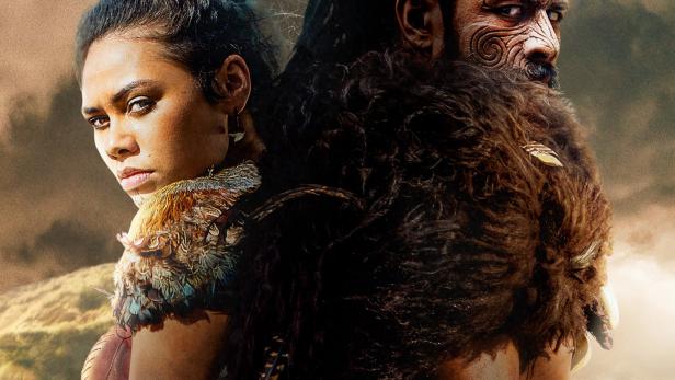 Das Filmplakat für „The Dead Lands“ zeigt eine Maori-Frau und einen Maori-Krieger vor einer Hügellandschaft.
