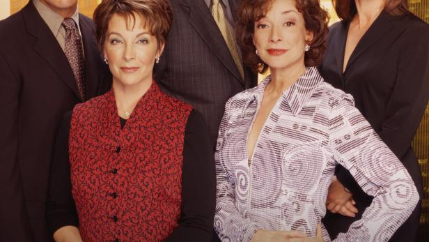 Das Ensemble der Fernsehserie „Family Law“ vor einem stilisierten Stadtbild.