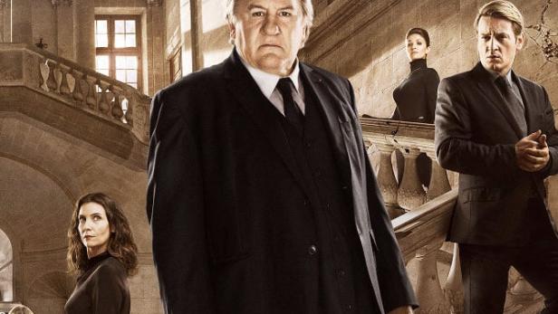 Das Filmplakat zur Serie „Marseille“ zeigt Gérard Depardieu und andere Schauspieler auf einer Treppe.