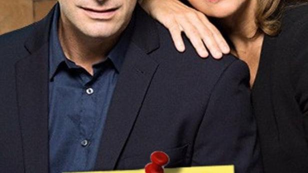 Ein Mann und eine Frau posieren für ein Werbeplakat der Serie „Meurtres à…“.