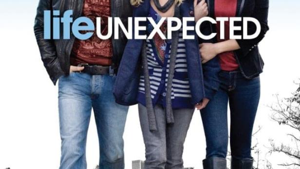 Das Filmplakat zu „Life Unexpected“ zeigt drei Personen vor einer Stadtsilhouette.