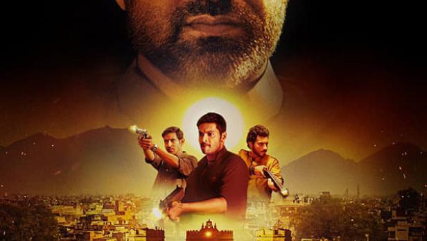 Das Filmplakat für „Mirzapur“ zeigt einen Mann über einer Stadt und drei Männer mit Waffen.
