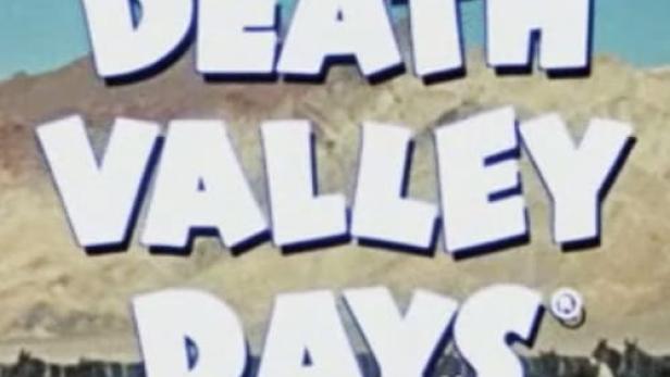Das Vorspannbild der Fernsehserie „Death Valley Days“ mit einem Planwagen im Hintergrund.