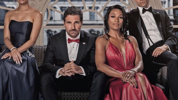 Das Ensemble der Fernsehserie „Tyler Perry's The Oval“ posiert vor einem großen Fenster.