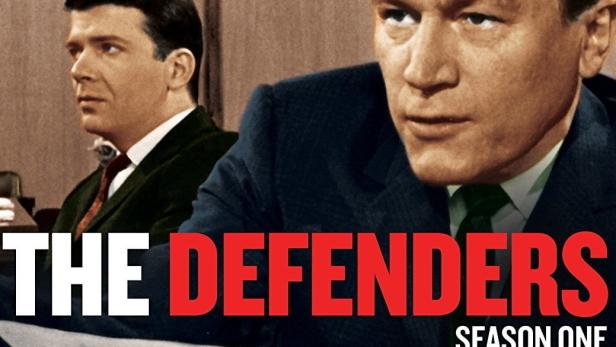 Das Cover der ersten Staffel von „The Defenders“ zeigt zwei Anwälte im Gerichtssaal.