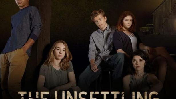 Das Filmplakat für „The Unsettling“ zeigt eine Gruppe junger Leute vor einem dunklen Hintergrund.