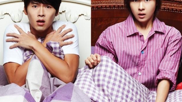 Ein Mann und eine Frau sitzen getrennt im Bett, Szene aus der koreanischen Fernsehserie „Secret Garden“.