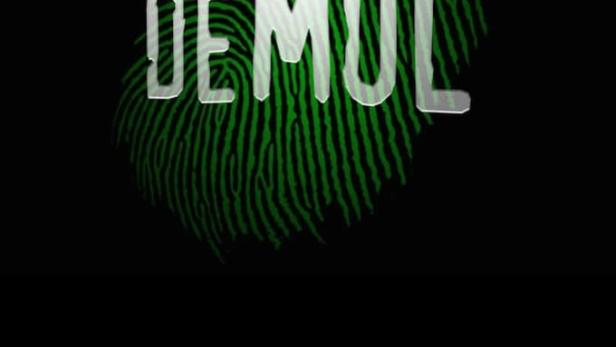 Das Logo der Fernsehsendung „De Mol“ vor einem grünen Fingerabdruck.