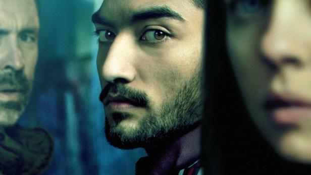 Das Filmplakat für „Informer“ zeigt drei Personen in einem dunklen, unscharfen Hintergrund.