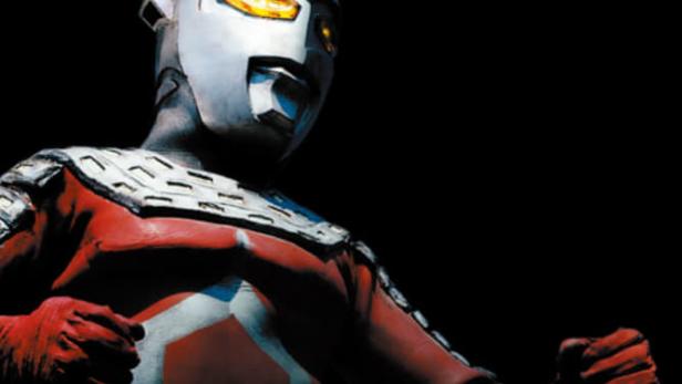 Ein Kostüm von Ultra Seven vor einem schwarzen Hintergrund.