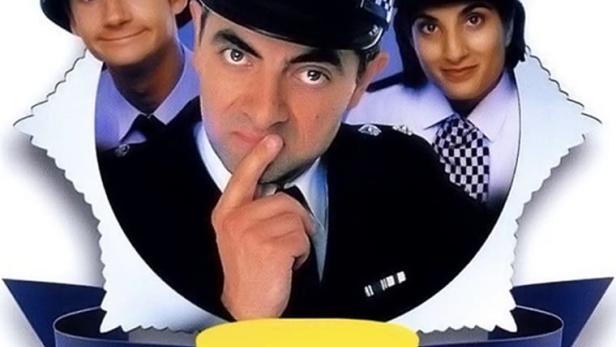 Das Filmplakat für „The Thin Blue Line“ zeigt Rowan Atkinson und zwei weitere Polizisten.