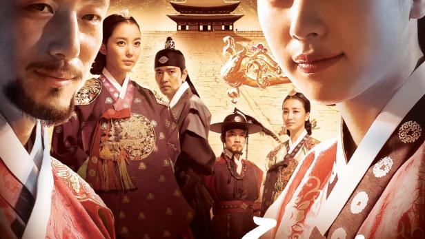 Das Filmplakat zeigt eine Gruppe von Schauspielern in traditioneller koreanischer Kleidung vor einer Palastkulisse.