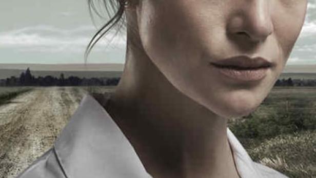 Porträt einer Frau vor einer ländlichen Kulisse, möglicherweise ein Filmposter für „Amanda“.