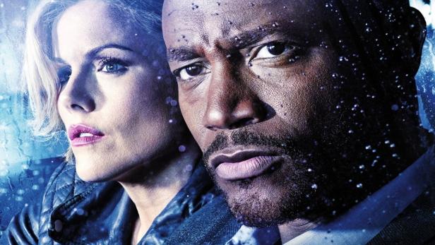 Das Filmplakat für „Murder in the First“ zeigt ein Paar im Regen.