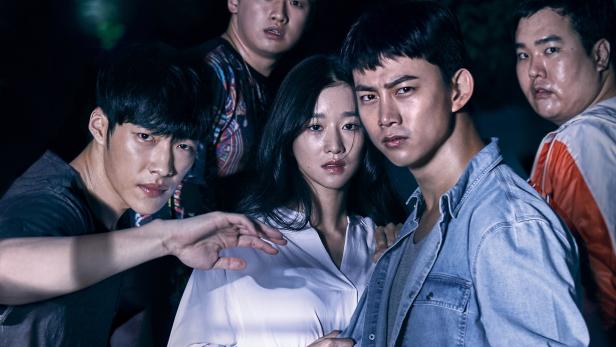 Das Filmplakat zeigt eine Gruppe junger Leute im Dunkeln.