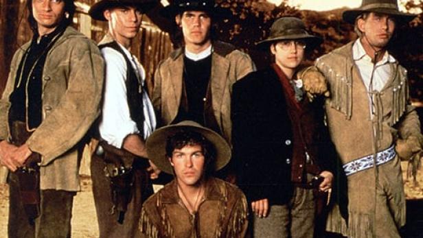 Das Filmplakat für „The Young Riders“ zeigt sechs junge Männer in Westernkleidung.