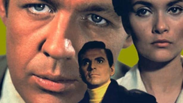 Das Filmplakat für „The Champions“ zeigt drei Agenten vor einem grünen Hintergrund.