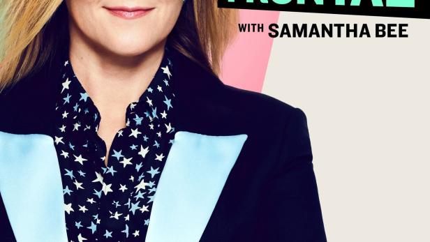 Samantha Bee, Moderatorin von „Full Frontal with Samantha Bee“, posiert vor einem farbenfrohen Hintergrund.