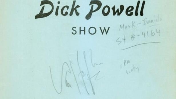 Das Titelblatt des „The Dick Powell Show“-Drehbuchs mit handschriftlichen Notizen und Unterschriften.