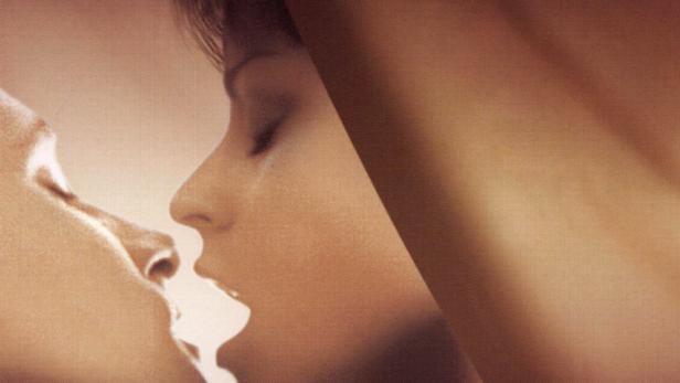 Das Filmplakat für Zalman Kings „Red Shoe Diaries“ zeigt zwei sich küssende Frauen.