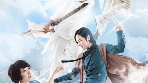 Das Poster für die koreanische Fernsehserie „You're Beautiful“ zeigt die Besetzung in himmlischer Umgebung.