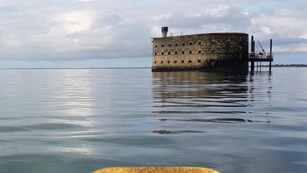 Das Fort Boyard liegt im Meer unter einem bewölkten Himmel.