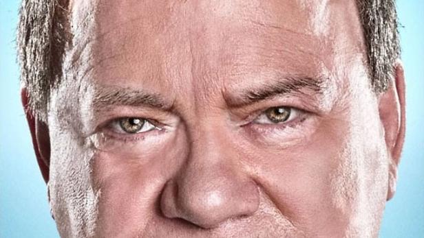 Das Gesicht von William Shatner auf einem Werbeplakat für die Fernsehserie „$#*! My Dad Says“.
