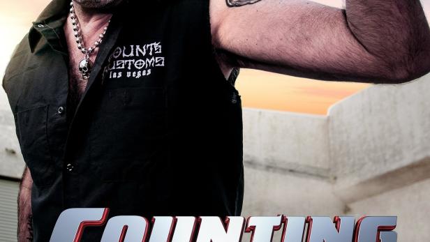 Ein Mann mit Sonnenbrille und Bandana steht vor einem Auto, im Hintergrund der Schriftzug „Counting Cars“.