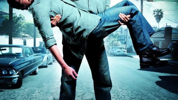 Das Filmplakat für „The Cleaner“ zeigt Benjamin Bratt, der einen bewusstlosen Mann trägt.