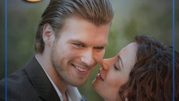 Ein Mann und eine Frau, vermutlich aus der türkischen Fernsehserie „Gümüş“, stehen einander nahe.